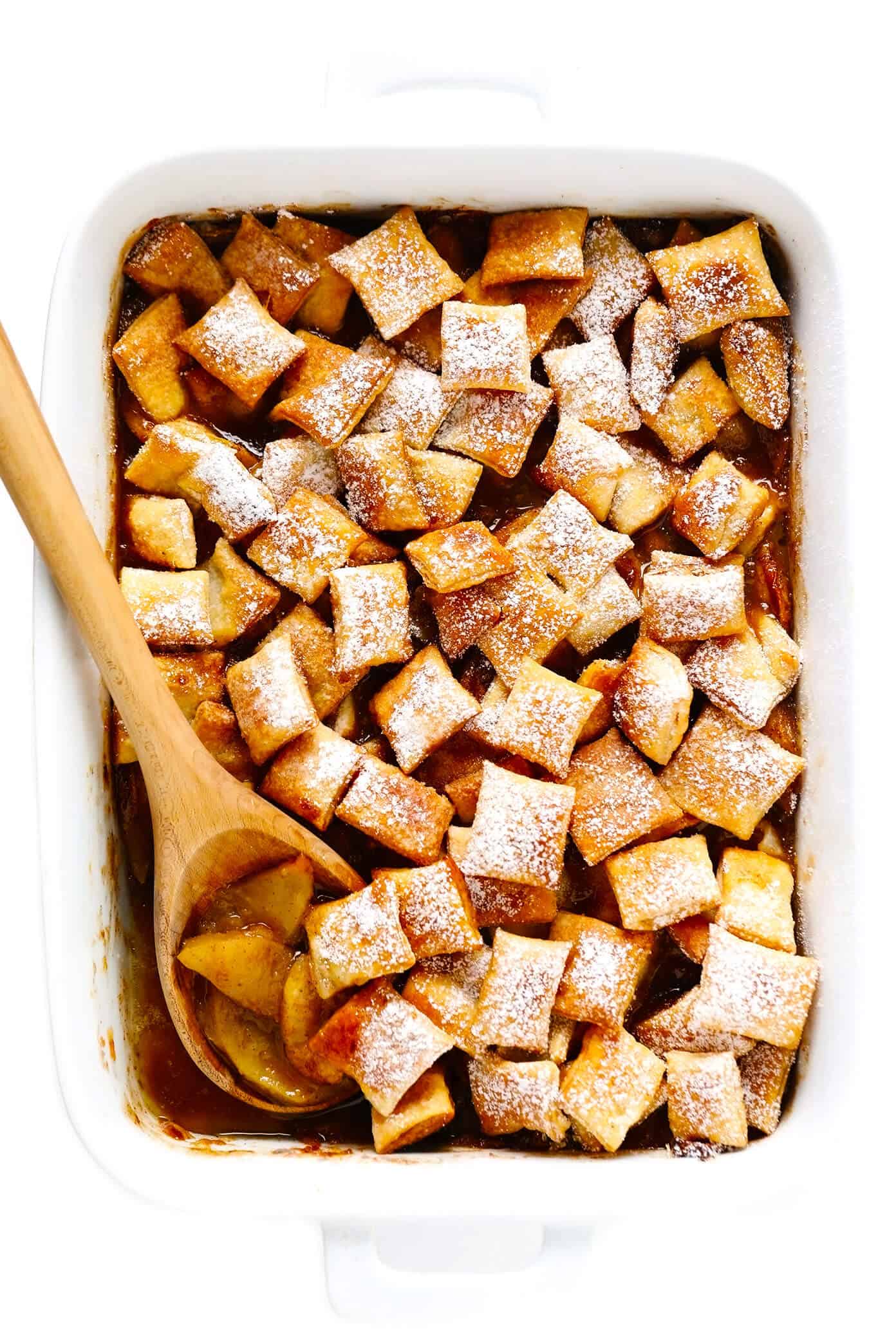 This easy Apple Pandowdy recipe is made with a delicious baked apple cinnamon pie filling topped with toasted puff pastry bites and a light dusting of powdered sugar. Absolutely delicious served warm with vanilla ice cream, and the perfect dessert for the holidays. | gimmesomeoven.com #apple #pandowdy #pie #dessert #bake #crisp #puffpastry #filling #thanksgiving #christmas Apple Pandowdy with Puff Pastry and Powdered Sugar