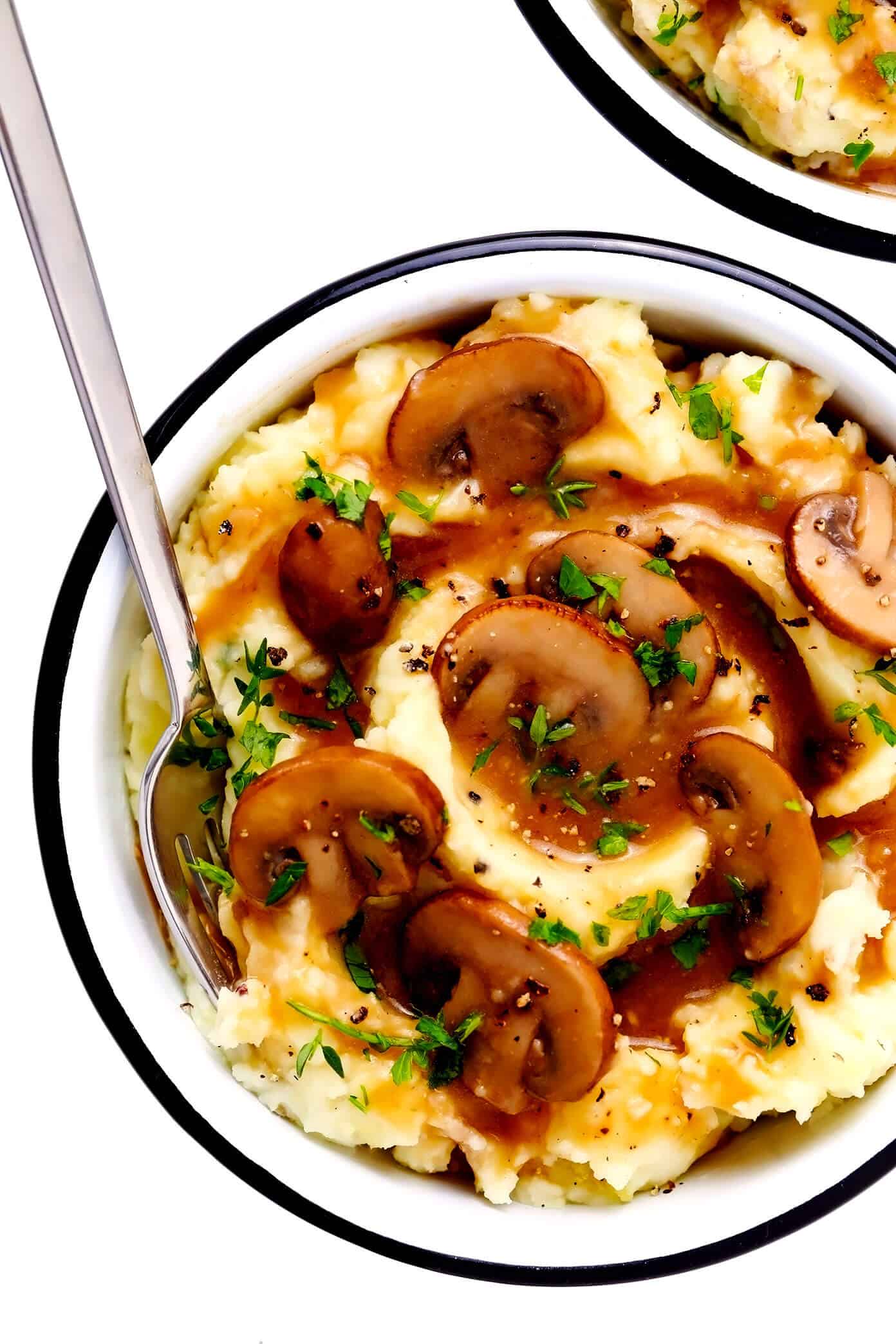 This easy make-ahead mushroom gravy recipe is naturally vegetarian (and vegan) and full of the best, rich, savory flavors. Perfect with mashed potatoes and more! | gimmesomeoven.com #mushroom #gravy #vegan #vegetarian #glutenfree #makeahead #thanksgiving #christmas #easter #holiday #healthy #dinner #side Mashed Potatoes and Vegan Mushroom Gravy