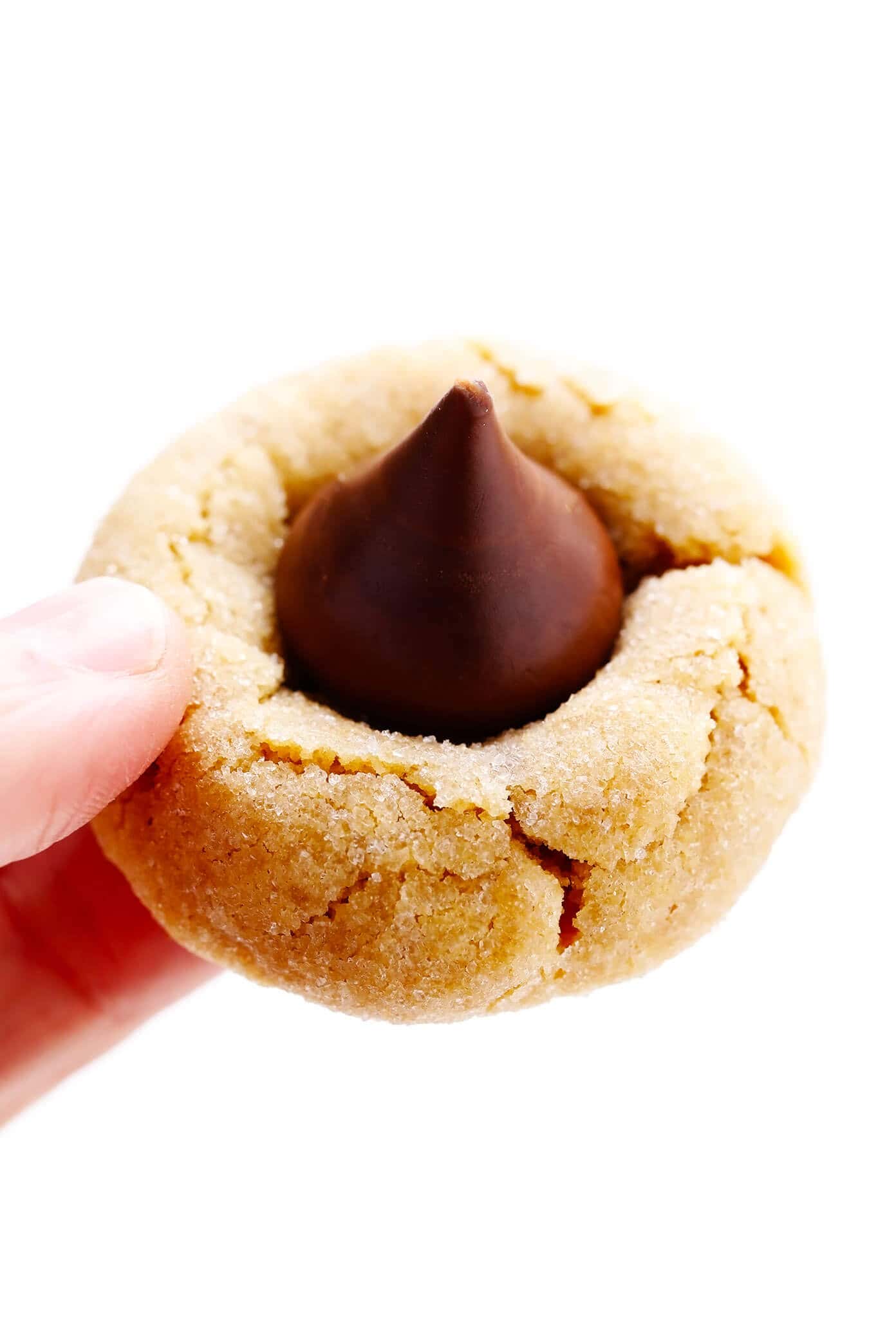 This peanut butter blossoms recipe is made with extra peanut butter, topped with Hershey's Kisses (or peanut butter cups), and perfectly soft and chewy and crackled. Perfect for Christmas or holiday baking, or anytime you have a cookie craving! | gimmesomeoven.com Peanut Butter Blossoms Cookies with Hershey's Kisses
