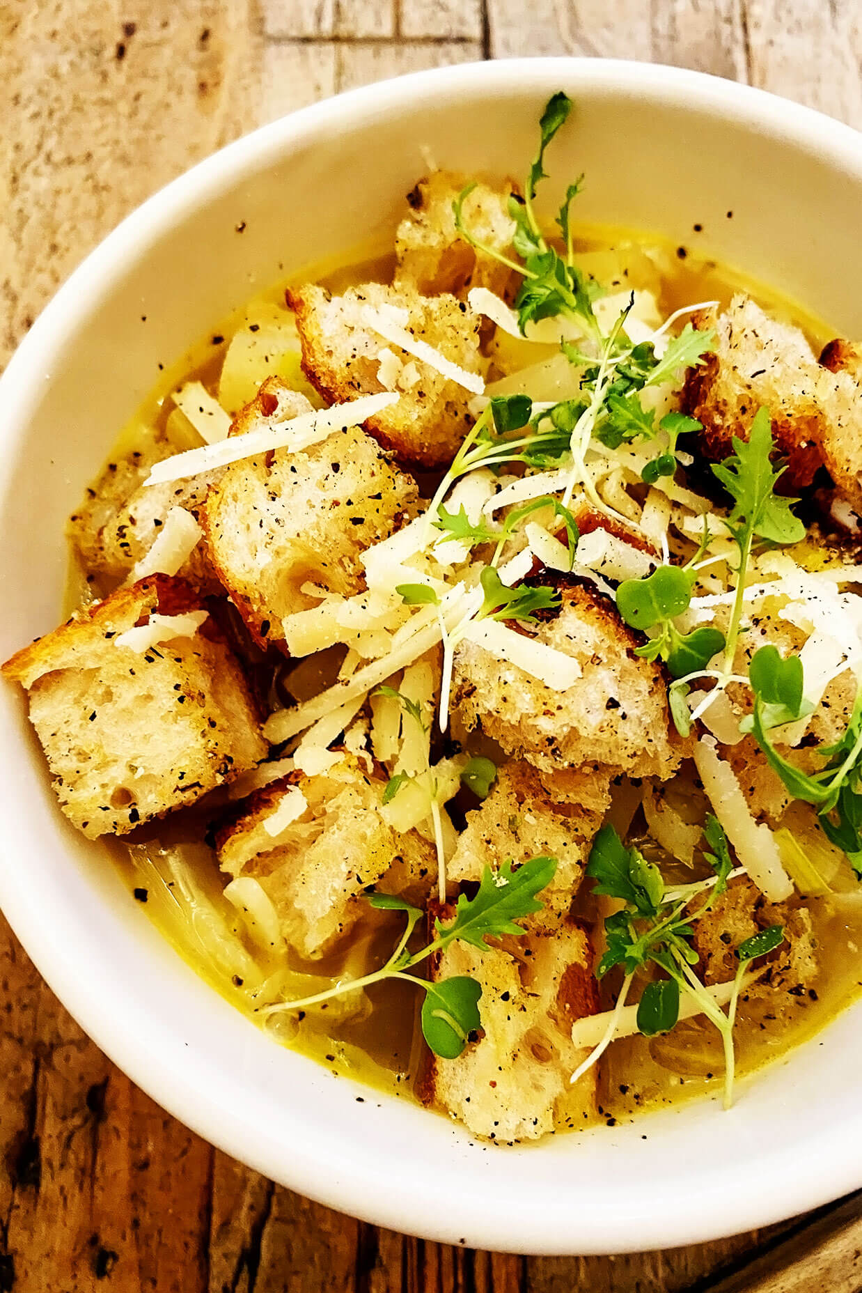 This Rustic Potato Leek Soup is easy to make in about 35 minutes, it's naturally gluten-free, vegetarian, vegan, and it's made with the most delicious, light, garlic-herb broth. A quick, easy and healthy dinner recipe that's always so comforting! (Feel free to add croutons or a sprinkle of Parmesan cheese too!) | gimmesomeoven.com #soup #potato #leek #french #onion #healthy #glutenfree #vegetarian #vegan #dinner #mealprep Rustic Potato Leek Soup with Croutons