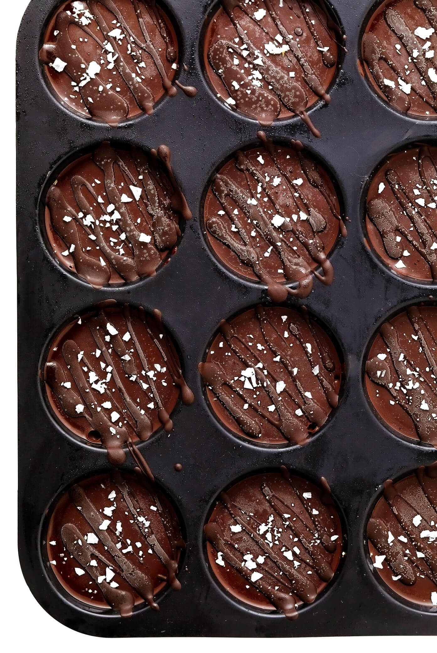 These salted chocolate peanut butter oat cups are quick and easy to make, naturally sweetened with honey, and always SO tasty! They are the perfect treat for breakfast, dessert, or a healthy snack. And they are gluten-free and vegan too! | gimmesomeoven.com Salted Chocolate Peanut Butter Oat Cups in Pan