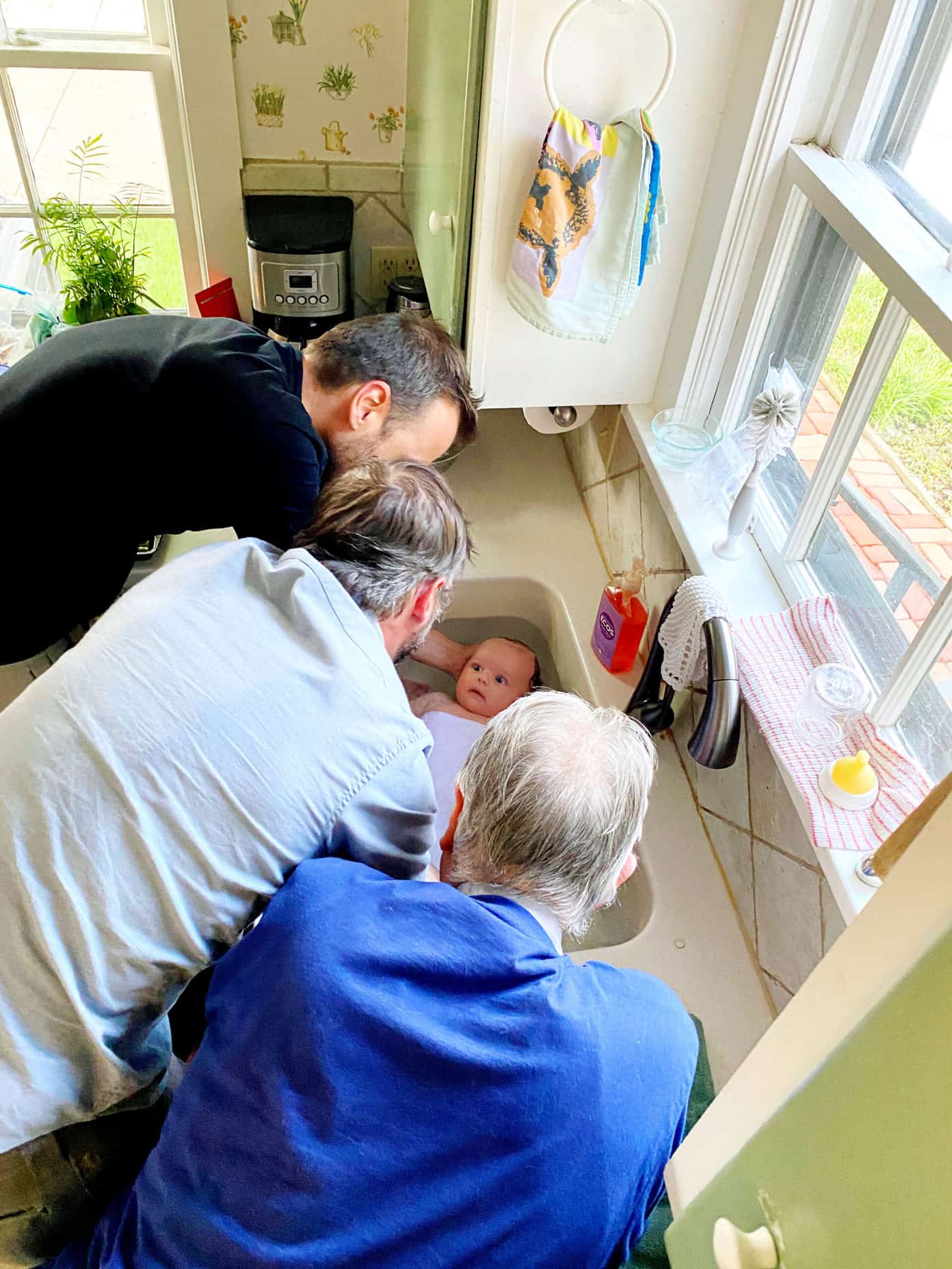 Updates from newborn parenting life behind the scenes at Gimme Some Oven with Ali Martin | gimmesomeoven.com Giving Teo a bath