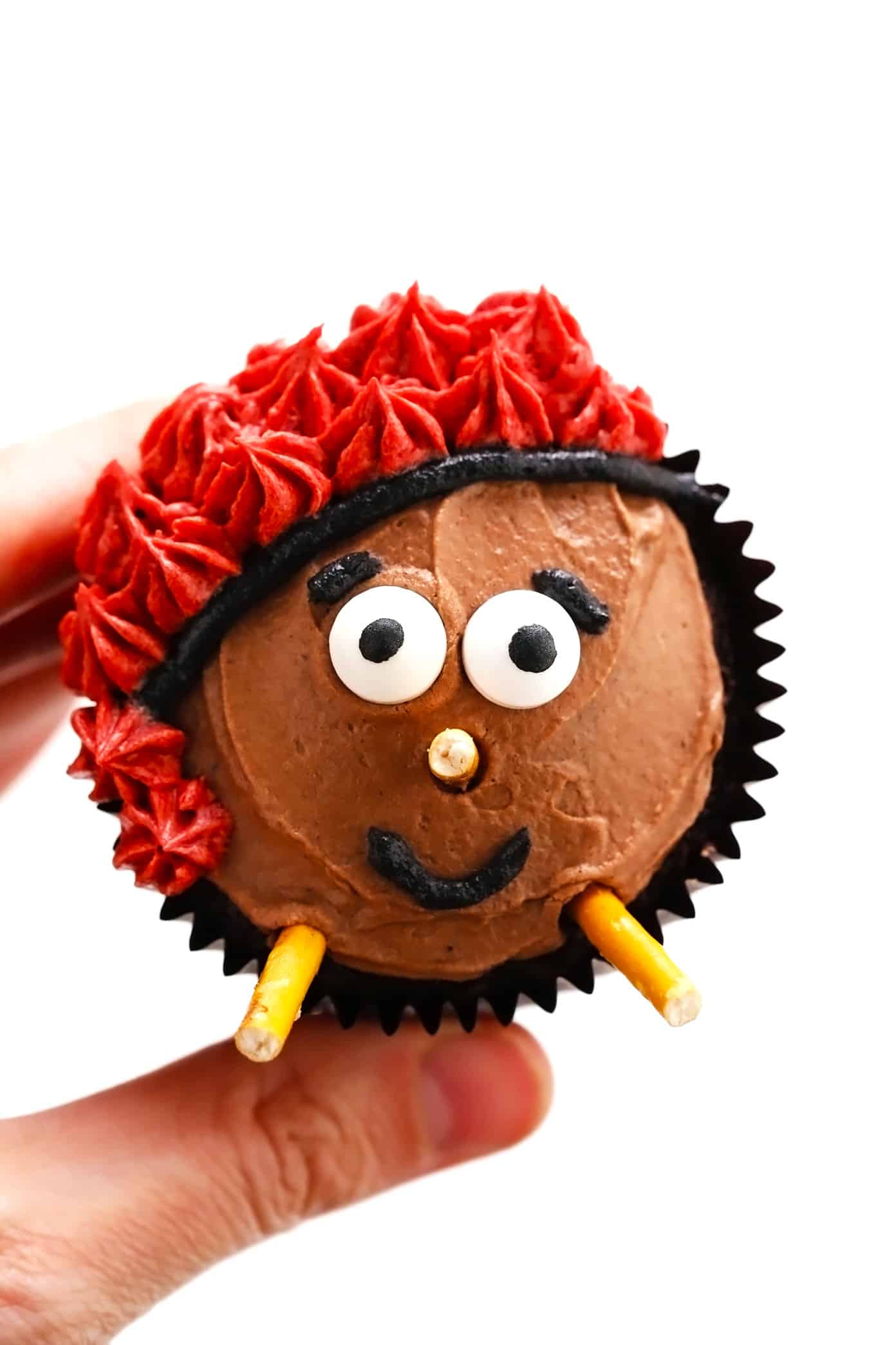 These fun Caga Tió cupcakes celebrate the famous "pooping" log that brings children presents each Christmas here in Catalonia, Spain. Made with chocolate cupcakes and buttercream, these cute desserts are a great way to celebrate the holiday season! | gimmesomeoven.com Caga Tio Cupcake