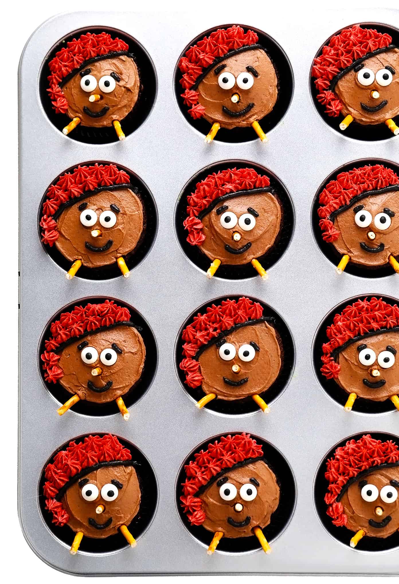 These fun Caga Tió cupcakes celebrate the famous "pooping" log that brings children presents each Christmas here in Catalonia, Spain. Made with chocolate cupcakes and buttercream, these cute desserts are a great way to celebrate the holiday season! | gimmesomeoven.com Caga Tio Cupcakes