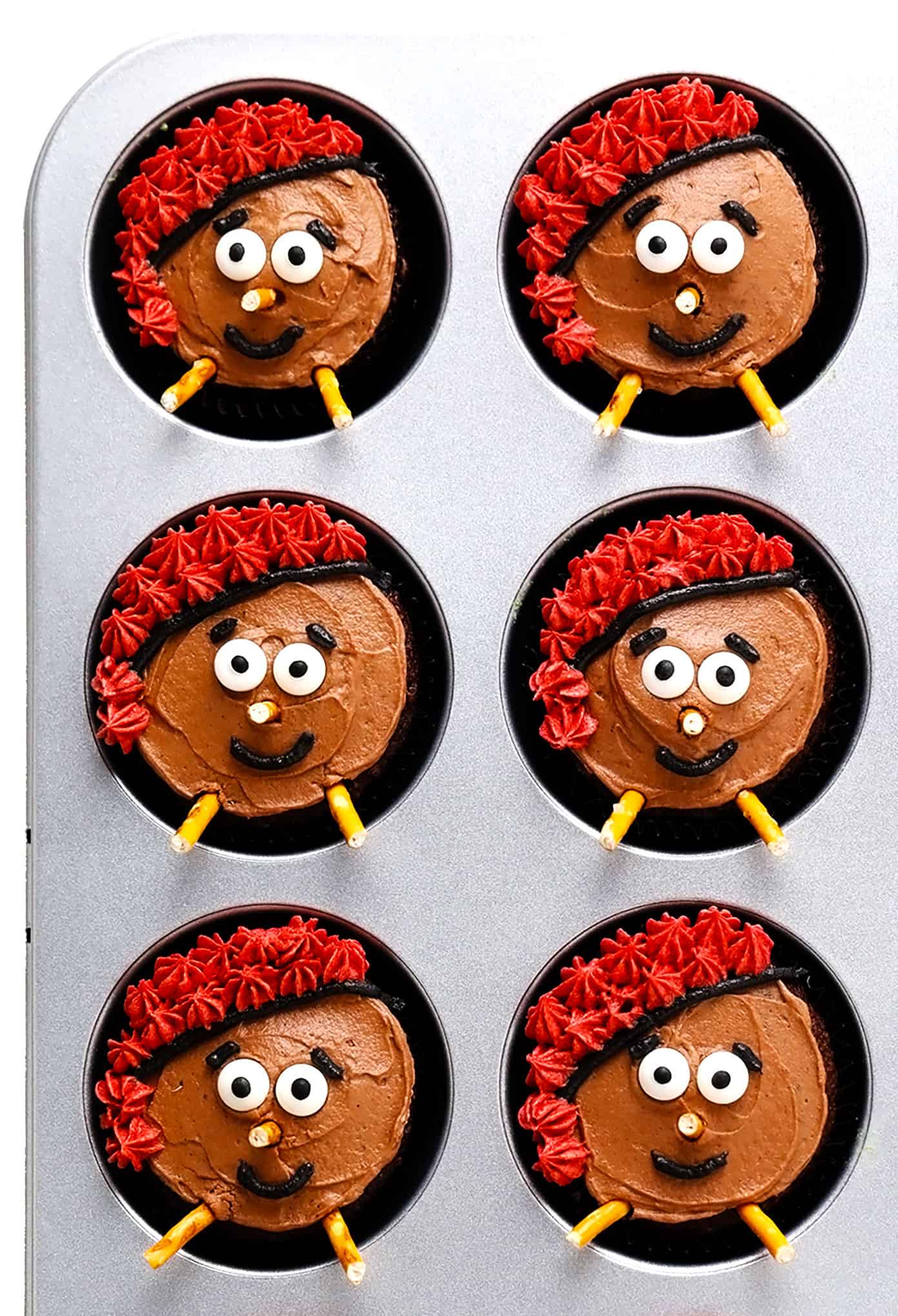 These fun Caga Tió cupcakes celebrate the famous "pooping" log that brings children presents each Christmas here in Catalonia, Spain. Made with chocolate cupcakes and buttercream, these cute desserts are a great way to celebrate the holiday season! | gimmesomeoven.com Caga Tio Cupcakes