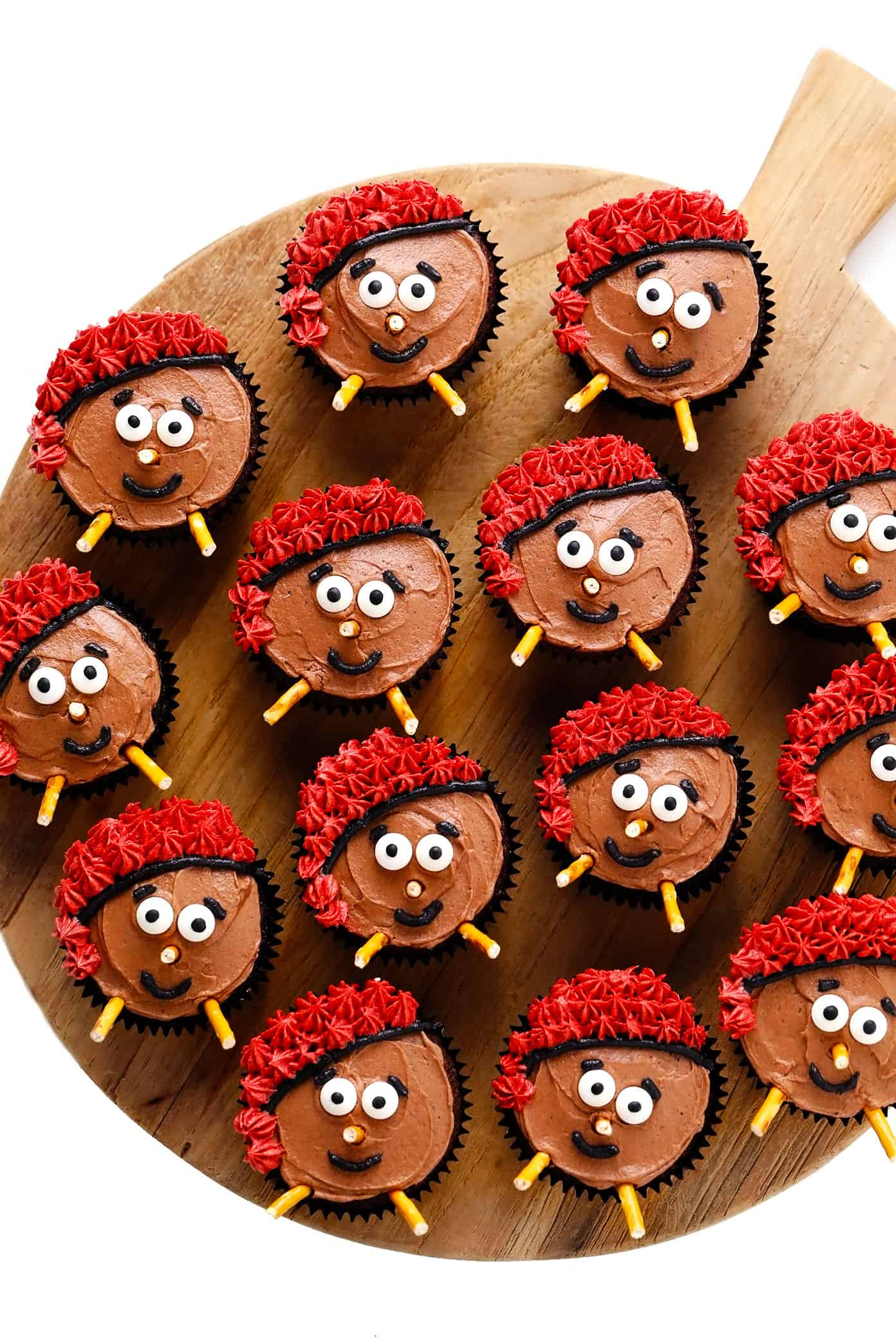 These fun Caga Tió cupcakes celebrate the famous "pooping" log that brings children presents each Christmas here in Catalonia, Spain. Made with chocolate cupcakes and buttercream, these cute desserts are a great way to celebrate the holiday season! | gimmesomeoven.com Serving Tray of Caga Tiò Cupcakes