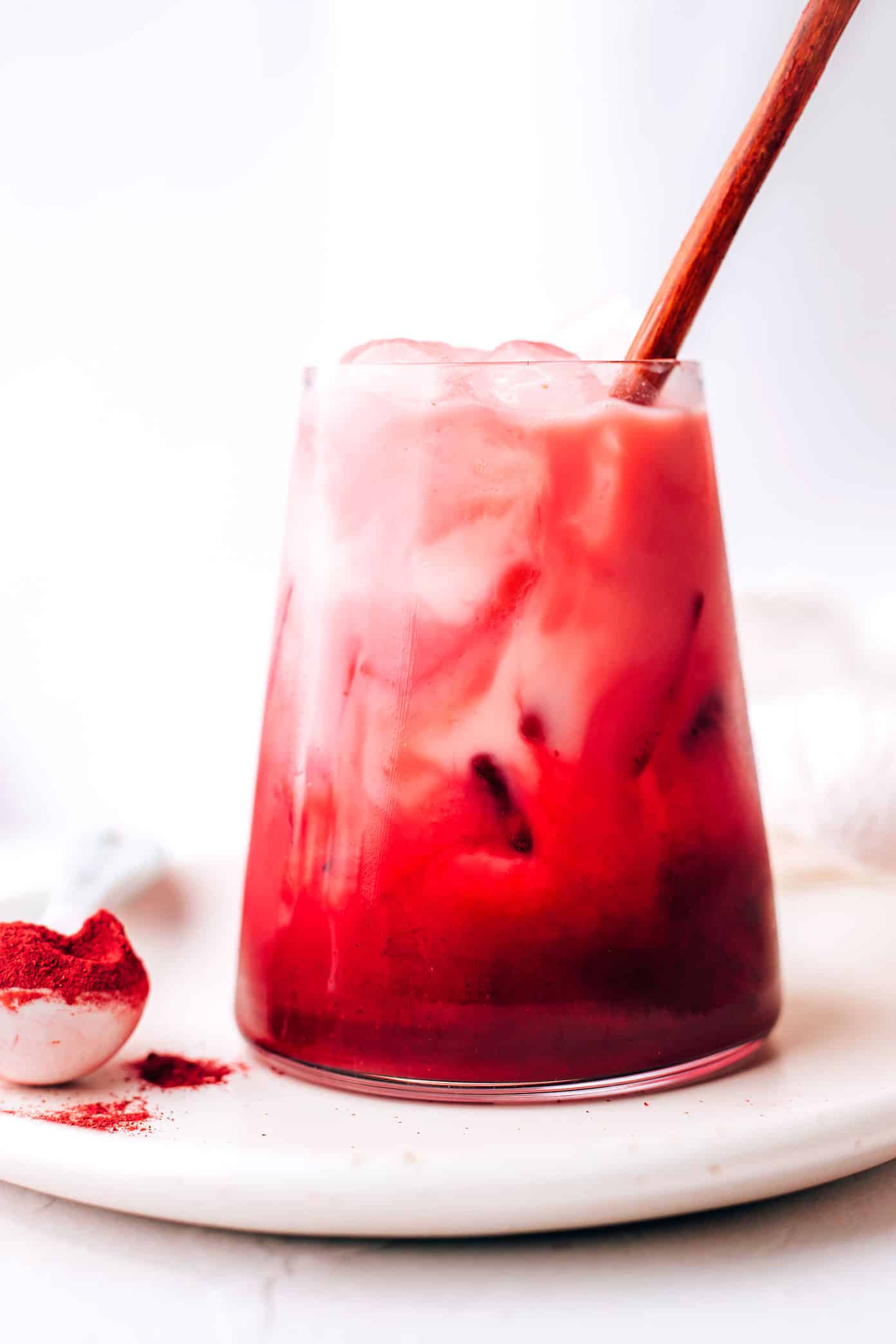 This nutrient-rich pink latte recipe is easy to make hot or iced and features a cozy mix of beetroot powder and warming spices (cardamom, cinnamon, ginger and cloves), your choice of milk and a hint of sweetener. Such cozy, vibrant and delicious drink! | gimmesomeoven.com Iced Pink Latte