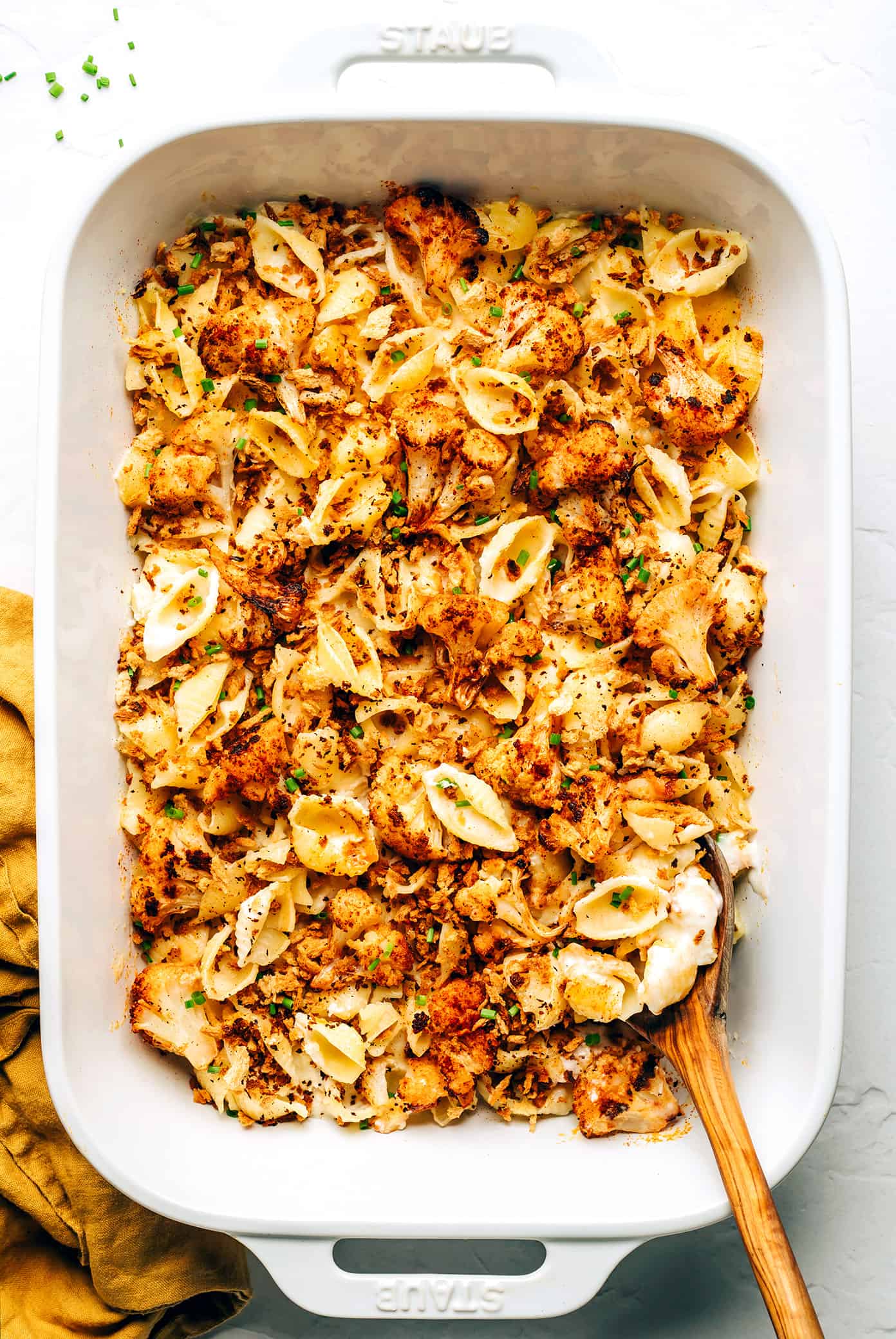This Roasted Cauliflower Mac and Cheese features lots of zesty roasted cauliflower, a velvety cheddar cheese sauce, and sprinkling of toasted breadcrumbs. Easy to make and perfect when you're craving vegetarian comfort food for dinner. | gimmesomeoven.com Roasted Cauliflower Mac and Cheese