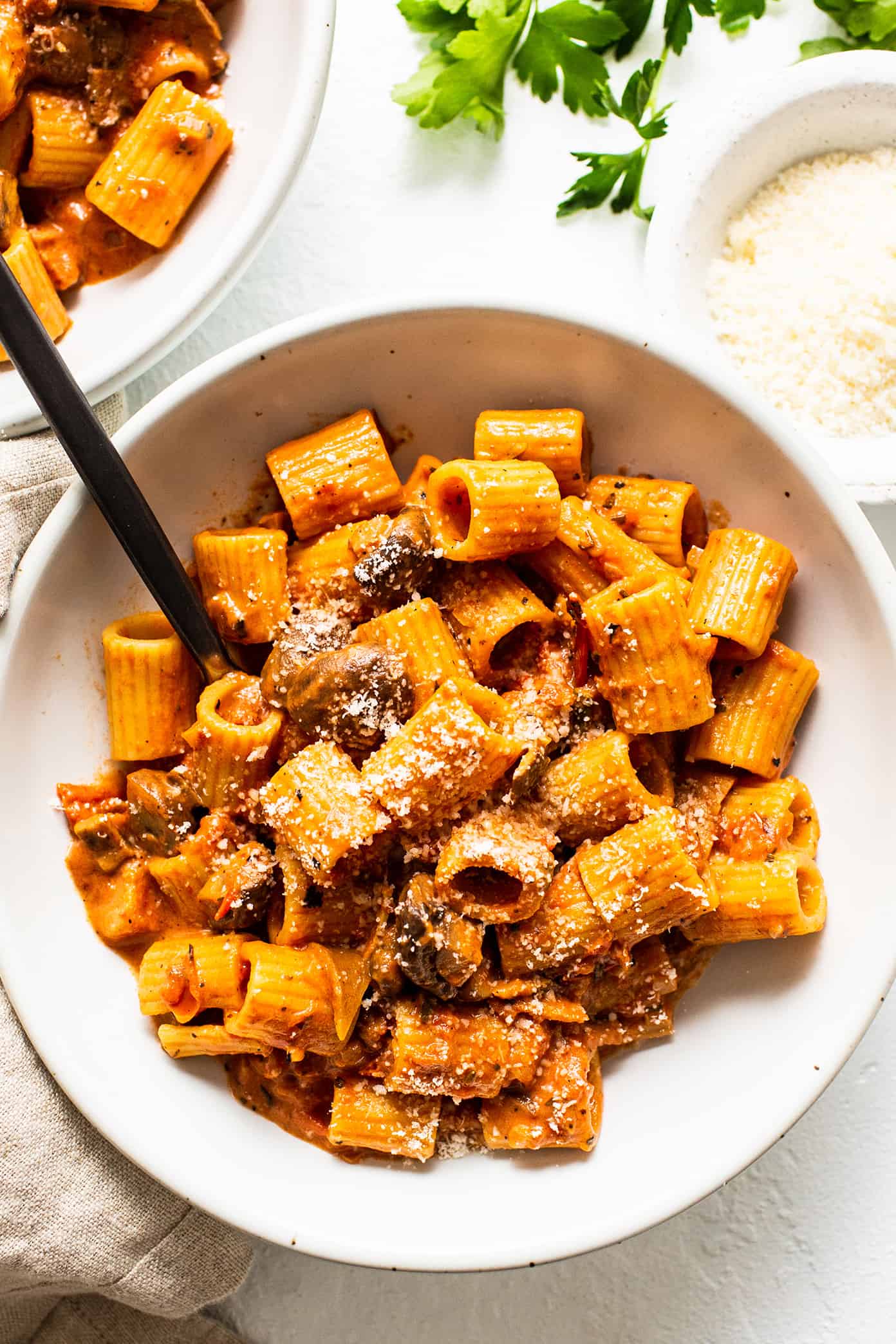 Pasta alla Boscaiola ("woodsman-style pasta") features a rich blend of mushrooms and bacon tossed with pasta in a silky garlic herb tomato cream sauce. It's earthy, smoky, creamy, delicious and total Italian comfort food. | gimmesomeoven.com Pasta alla Boscaiola