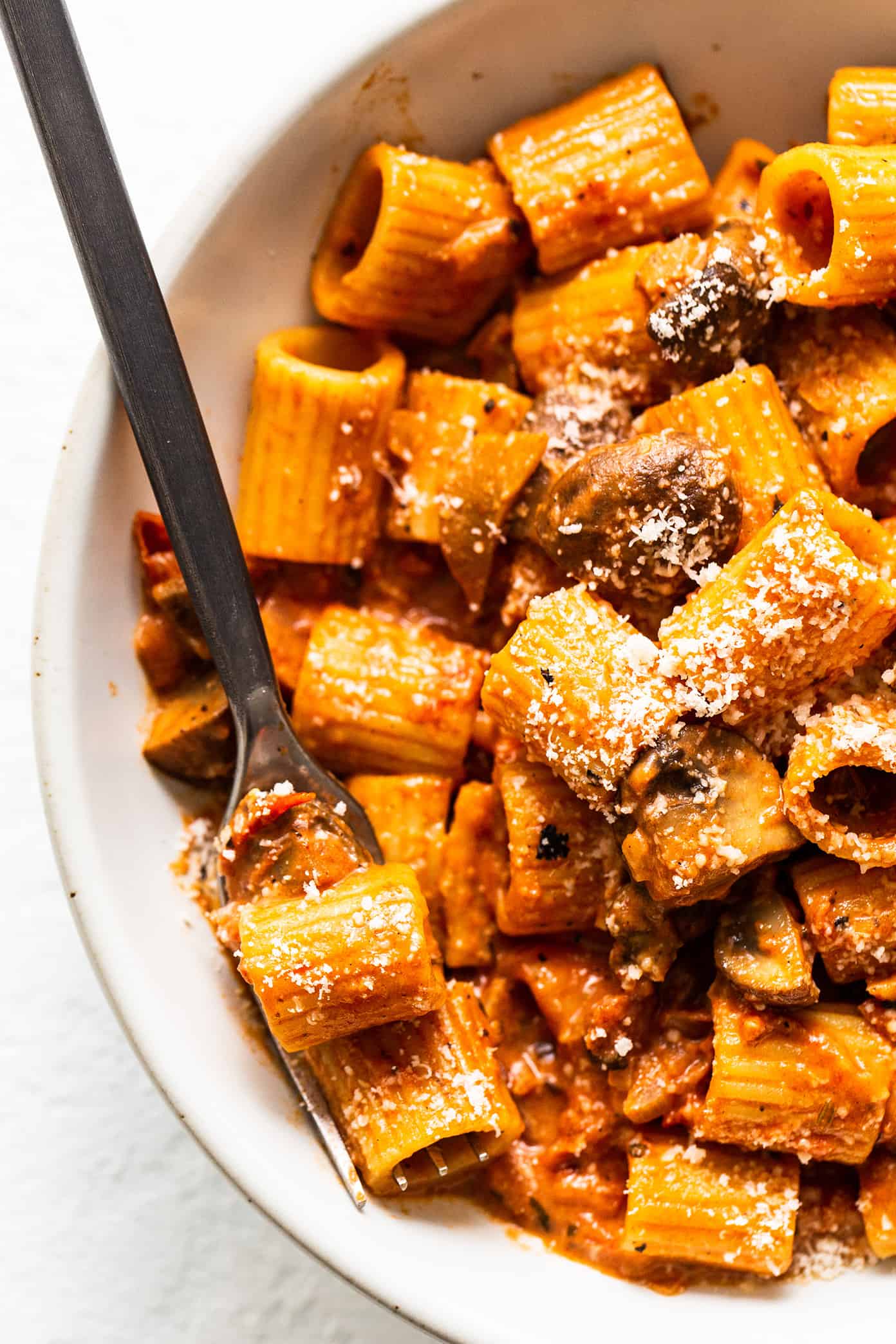 Pasta alla Boscaiola ("woodsman-style pasta") features a rich blend of mushrooms and bacon tossed with pasta in a silky garlic herb tomato cream sauce. It's earthy, smoky, creamy, delicious and total Italian comfort food. | gimmesomeoven.com Pasta alla Boscaiola Closeup in Bowl