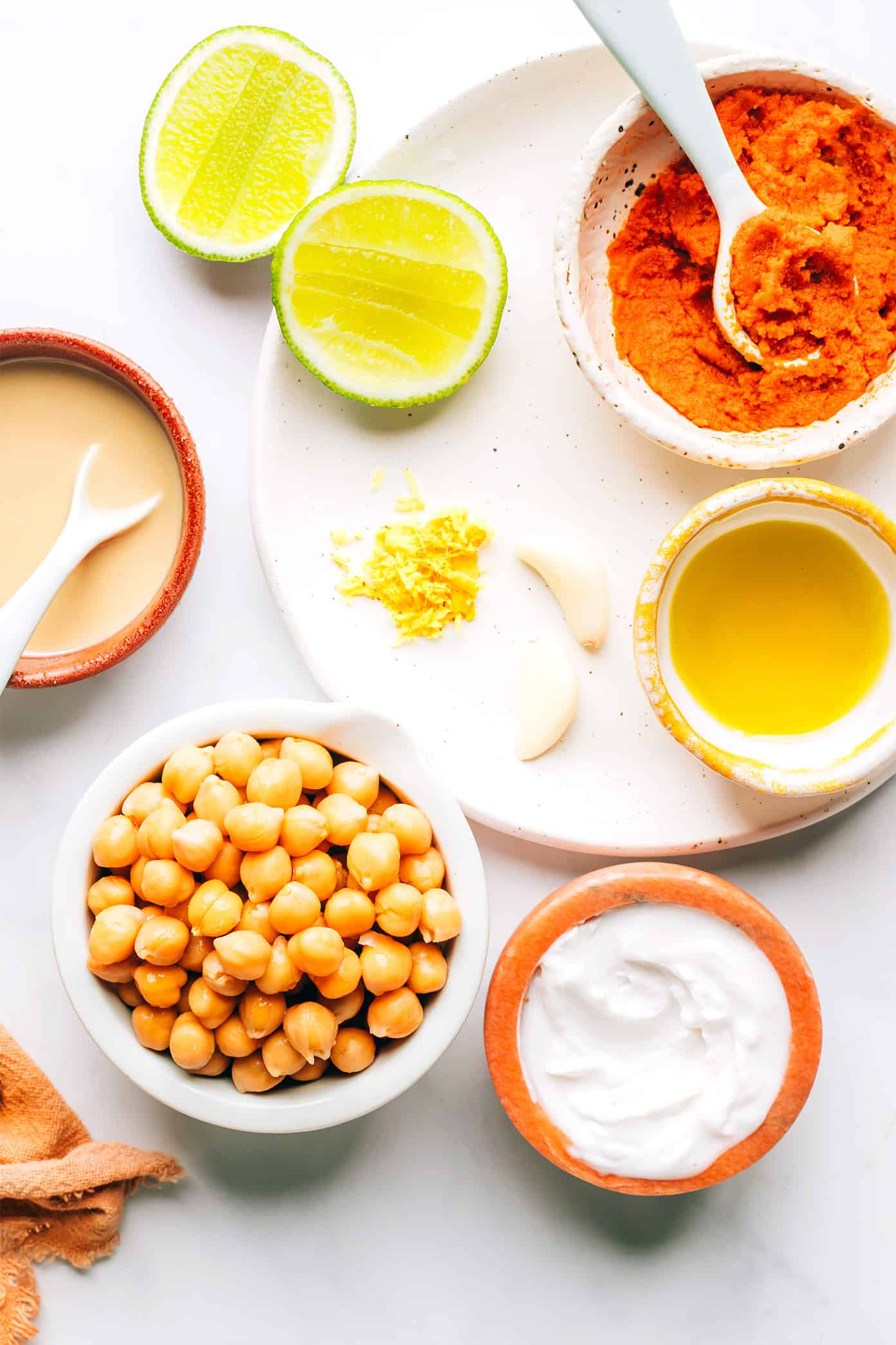 This Thai-inspired red curry hummus recipe is quick and easy to make in just 10 minutes with chickpeas, tahini, coconut milk, curry paste, ginger and garlic. Serve it up as a dip with crudités and naan, or use it as a spread on burgers or wraps. Such a great easy appetizer! | gimmesomeoven.com Red Curry Hummus Ingredients