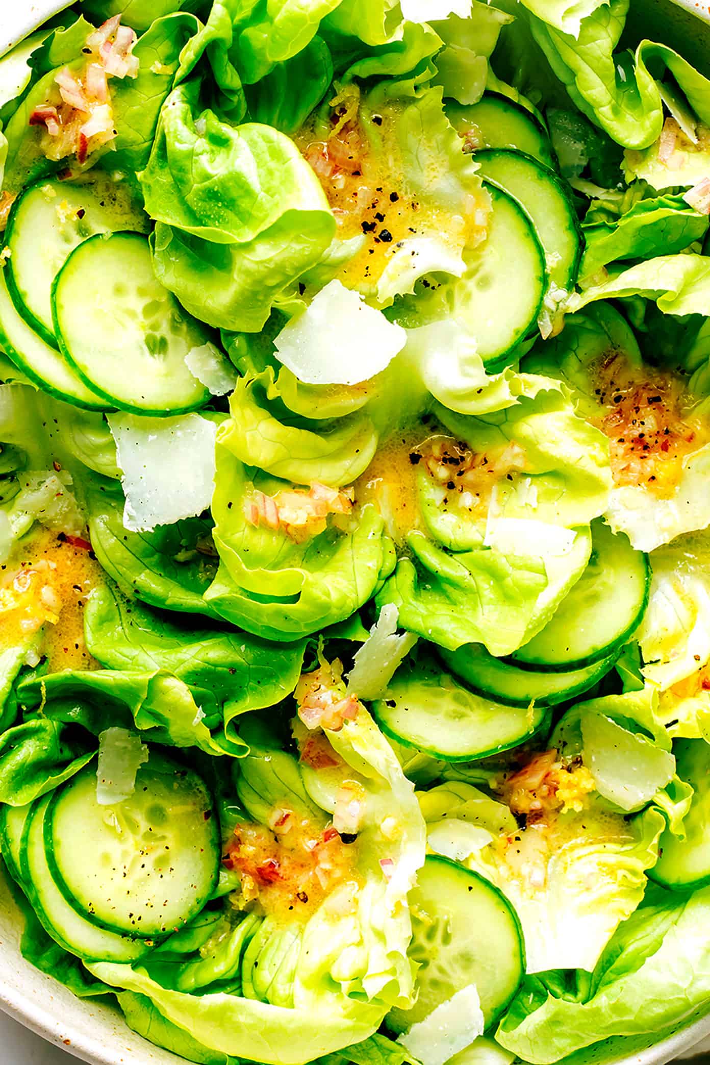 This delicious shallot vinaigrette (French vinaigrette) is quick and easy to make in 5 minutes with fresh lemon juice, garlic, Dijon, olive oil, salt and pepper. It's a versatile salad dressing that goes with just about everything, and always tastes so light and lovely. | gimmesomeoven.com Butter Lettuce Salad with French Vinaigrette Closeup