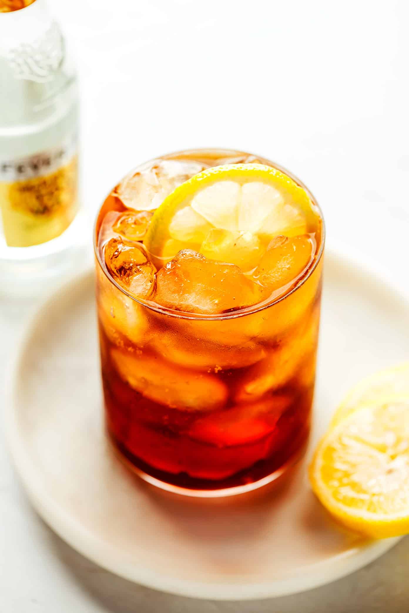 This cold brew tonic recipe is easy to make in a few minutes with three ingredients (cold brew coffee concentrate, tonic water, slice of lemon or orange, plus ice). Always such a refreshing, fizzy and delicious drink! | gimmesomeoven.com Cold Brew Tonic with lemon