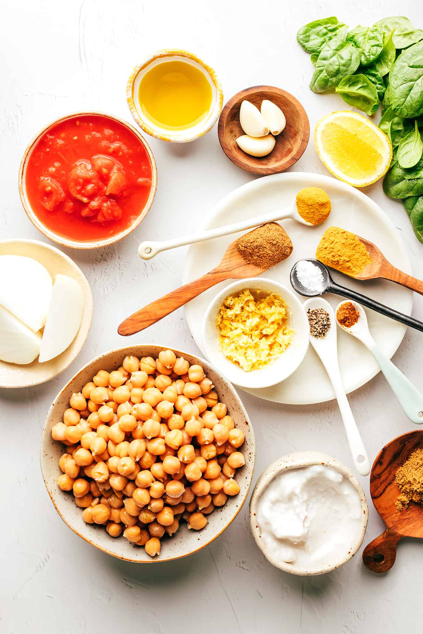 This Indian-inspired chickpea curry recipe is incredibly easy to make in less than 30 minutes and simmered in the most delicious lemon-ginger coconut curry sauce. Naturally gluten-free, vegetarian and vegan! | gimmesomeoven.com Chickpea Curry Ingredients