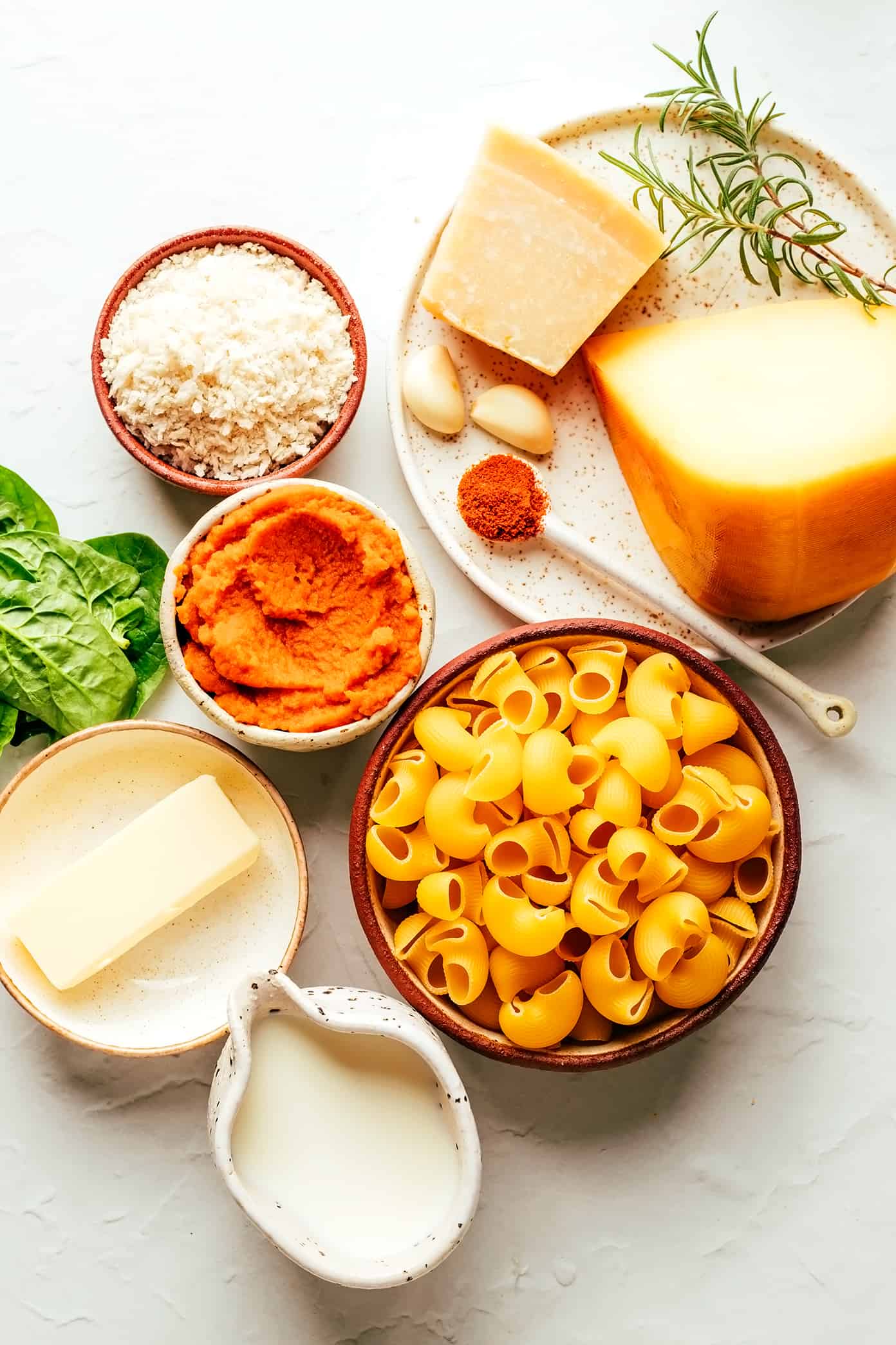 This smoky pumpkin mac and cheese recipe is made with the most dreamy smoked gouda pumpkin sauce and sprinkled with crispy garlic-herb breadcrumbs. It's easy to make, full of the best savory and sweet flavors, and such a delicious vegetarian dinner for fall or winter. | gimmesomeoven.com Smoky Pumpkin Mac and Cheese Ingredients