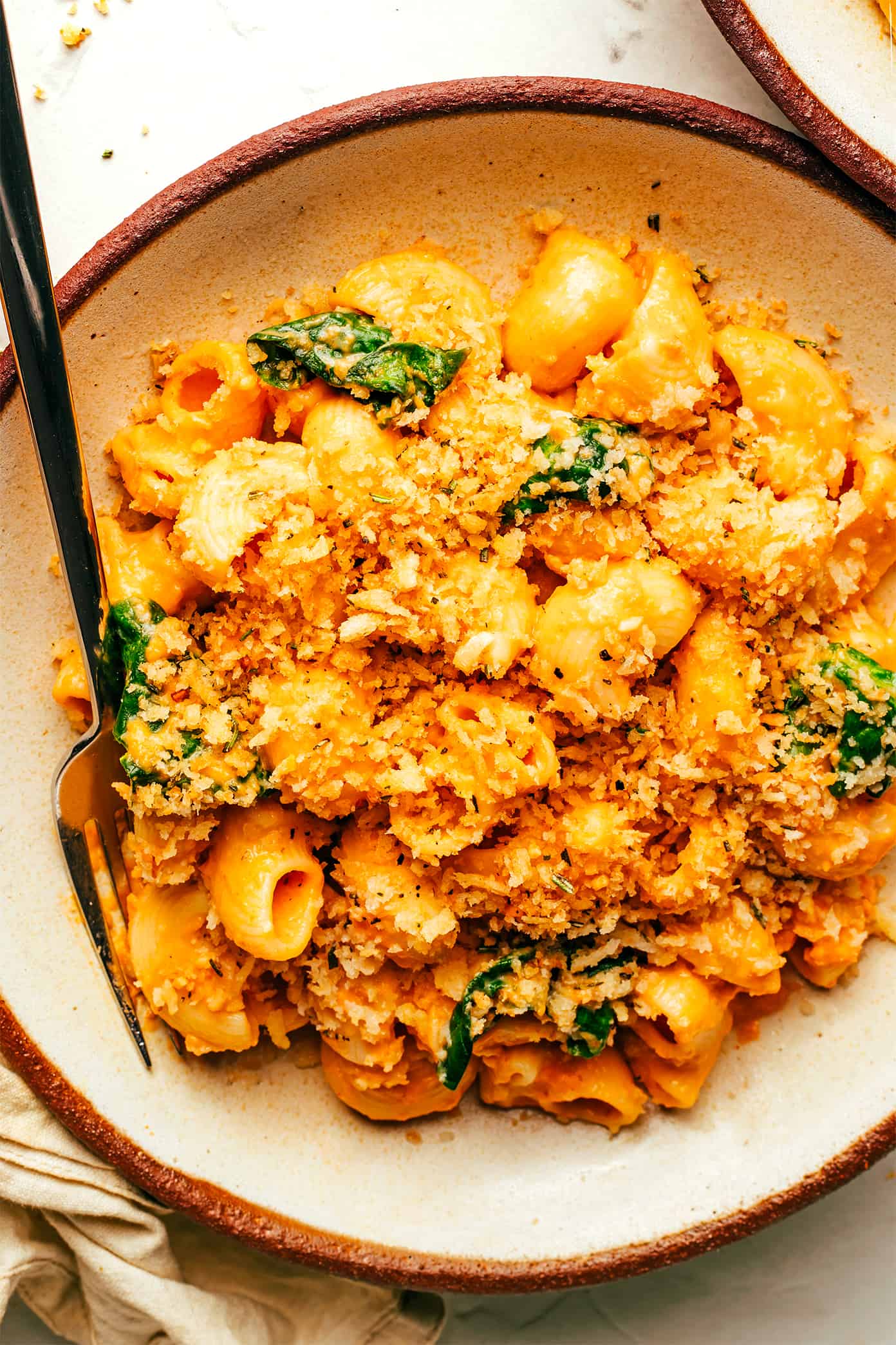 This smoky pumpkin mac and cheese recipe is made with the most dreamy smoked gouda pumpkin sauce and sprinkled with crispy garlic-herb breadcrumbs. It's easy to make, full of the best savory and sweet flavors, and such a delicious vegetarian dinner for fall or winter. | gimmesomeoven.com