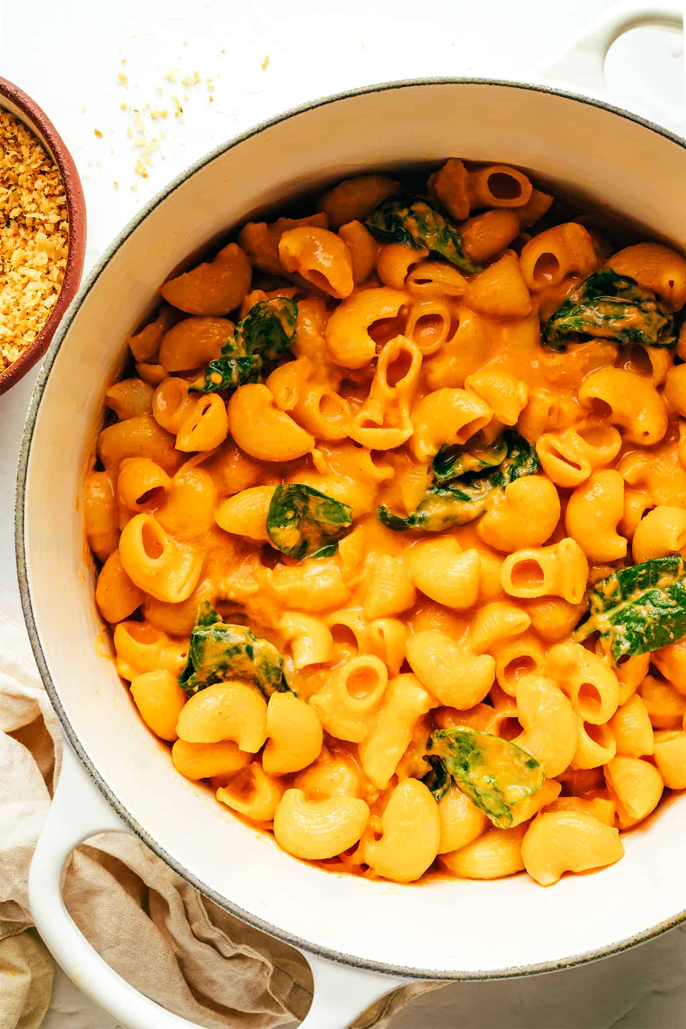 This smoky pumpkin mac and cheese recipe is made with the most dreamy smoked gouda pumpkin sauce and sprinkled with crispy garlic-herb breadcrumbs. It's easy to make, full of the best savory and sweet flavors, and such a delicious vegetarian dinner for fall or winter. | gimmesomeoven.com Smoky Pumpkin Macaroni and Cheese in Pot