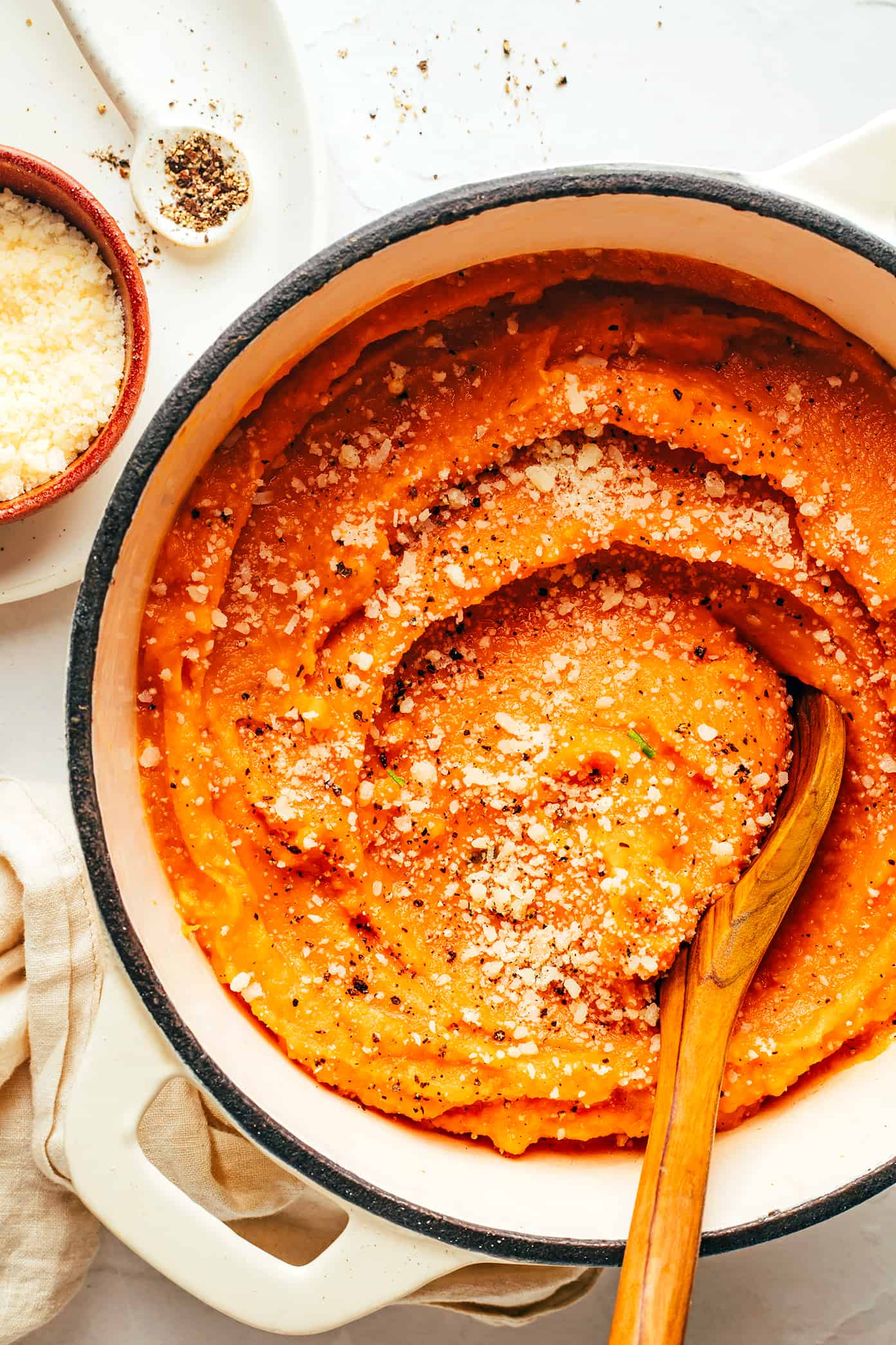 This Garlic Parmesan Mashed Sweet Potatoes recipe is easy to make, irresistibly sweet and savory, and sooo good. They're the perfect side dish for Thanksgiving or anytime you're craving some sweet potatoes! (Vegetarian + Gluten-Free) | gimmesomeoven.com Garlic Parmesan Mashed Sweet Potatoes