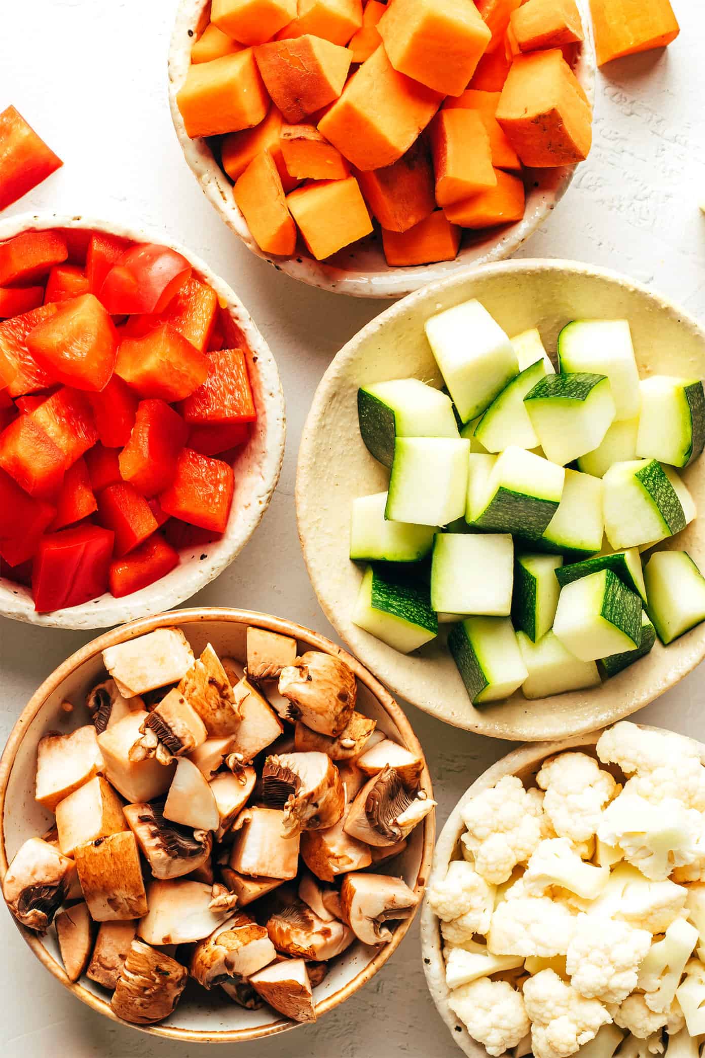 This delicious vegetarian chili recipe is easy to make, full of rich flavor, and loaded up with your choice of beans and veggies (such as sweet potato, bell pepper, zucchini, mushrooms, cauliflower, etc). This soup recipe is naturally gluten-free and vegan, very customizable, and always SO delicious. | gimmesomeoven.com Vegetarian Chili Ingredients
