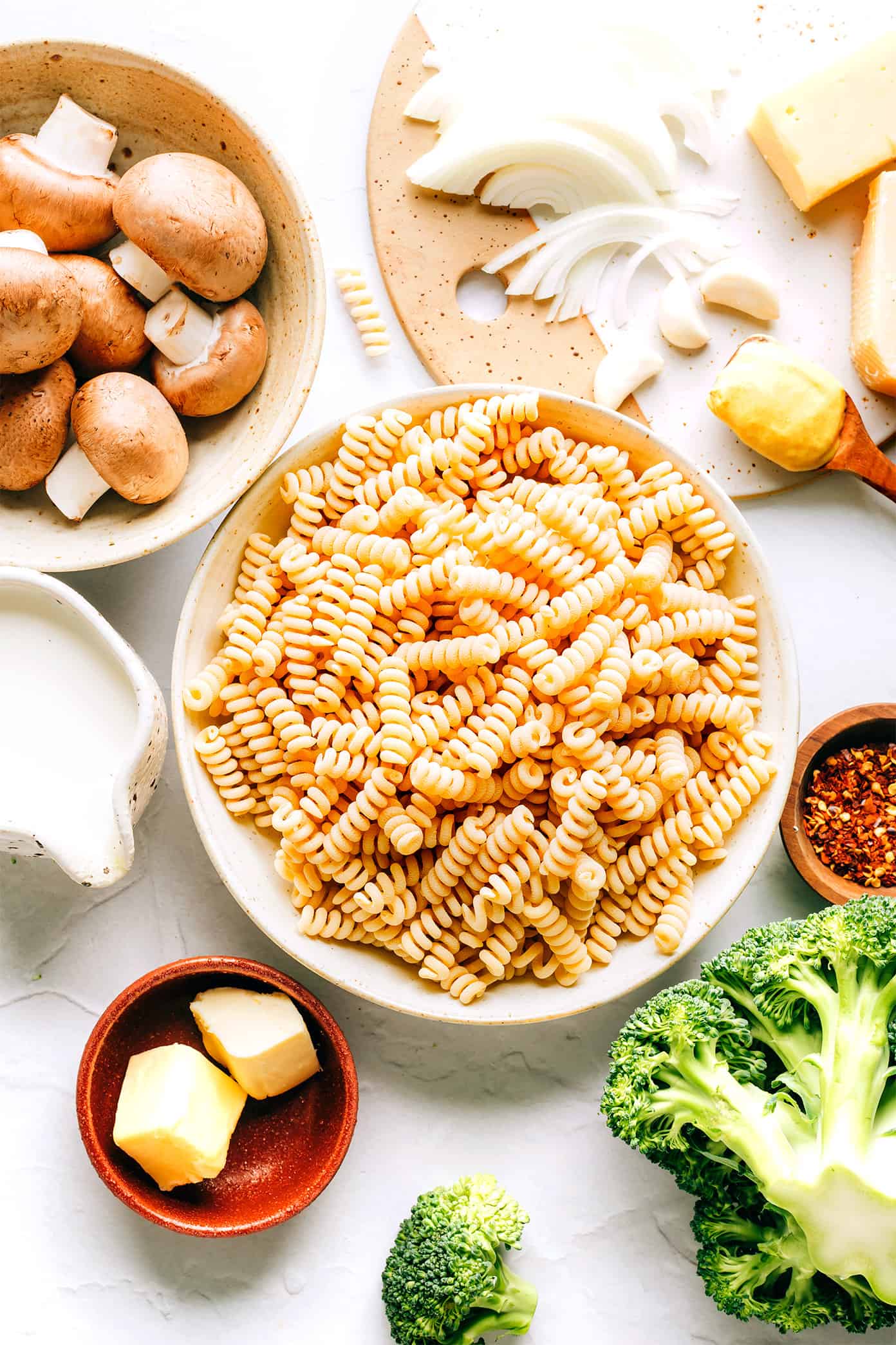 This one pot broccoli mac and cheese recipe is easy to customize with your favorite veggies and always turns out perfectly creamy and cheesy. Feel free to add a protein (chicken, bacon, sausage, shrimp) if you'd like, or use gf noodles to make this pasta gluten-free. Such a delicious, easy dinner recipe! | gimmesomeoven.com One Pot Broccoli Mac and Cheese Ingredients