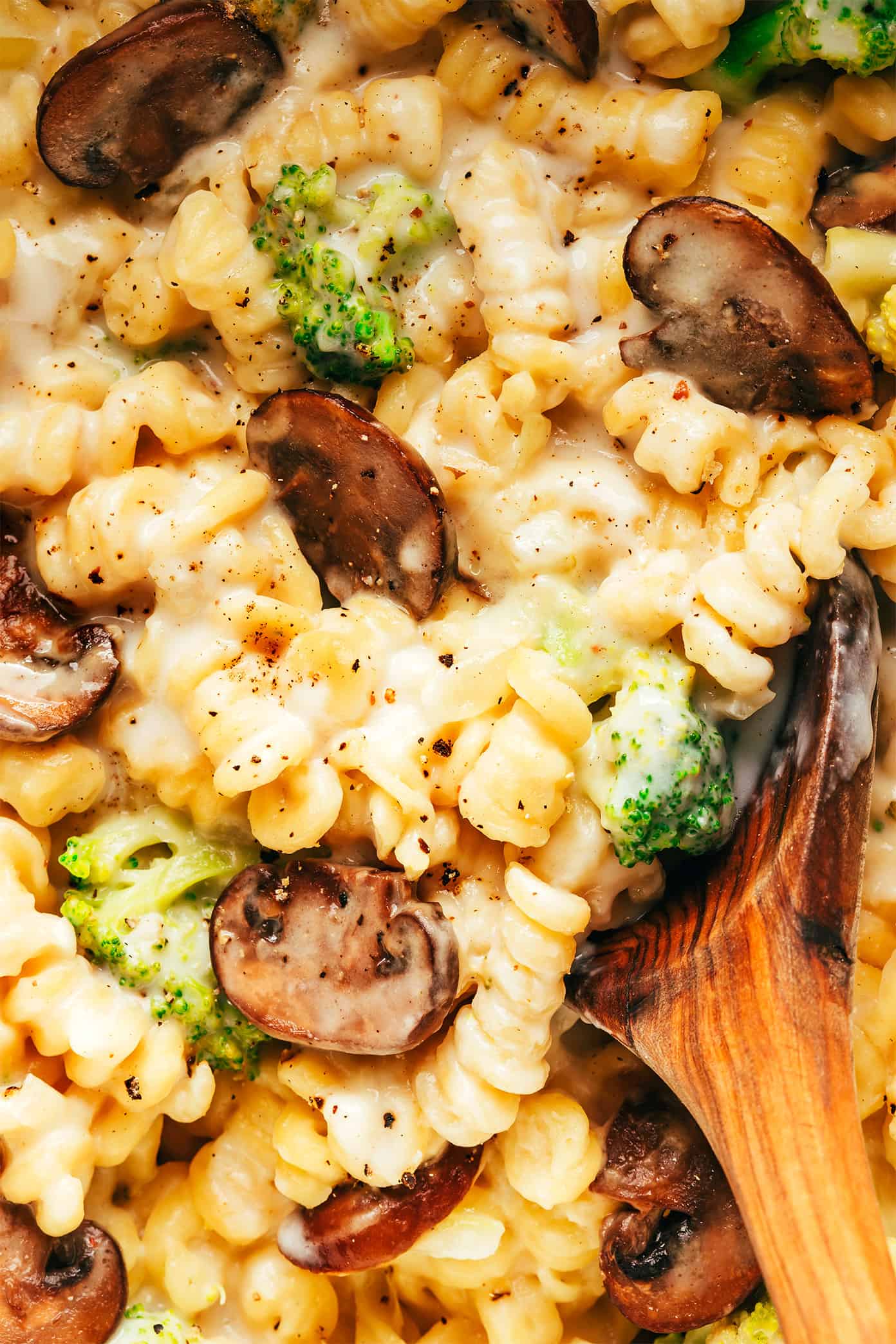 This one pot broccoli mac and cheese recipe is easy to customize with your favorite veggies and always turns out perfectly creamy and cheesy. Feel free to add a protein (chicken, bacon, sausage, shrimp) if you'd like, or use gf noodles to make this pasta gluten-free. Such a delicious, easy dinner recipe! | gimmesomeoven.com Broccoli Mac and Cheese Closeup with Spoon