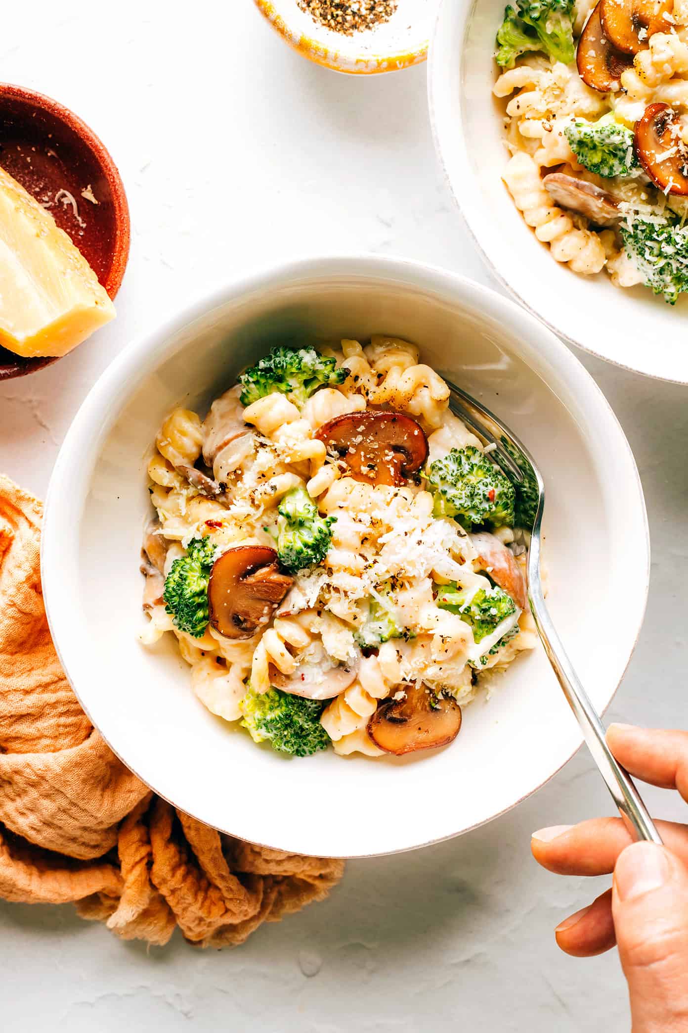 This one pot broccoli mac and cheese recipe is easy to customize with your favorite veggies and always turns out perfectly creamy and cheesy. Feel free to add a protein (chicken, bacon, sausage, shrimp) if you'd like, or use gf noodles to make this pasta gluten-free. Such a delicious, easy dinner recipe! | gimmesomeoven.com Bowl of Broccoli Mac and Cheese with Fork