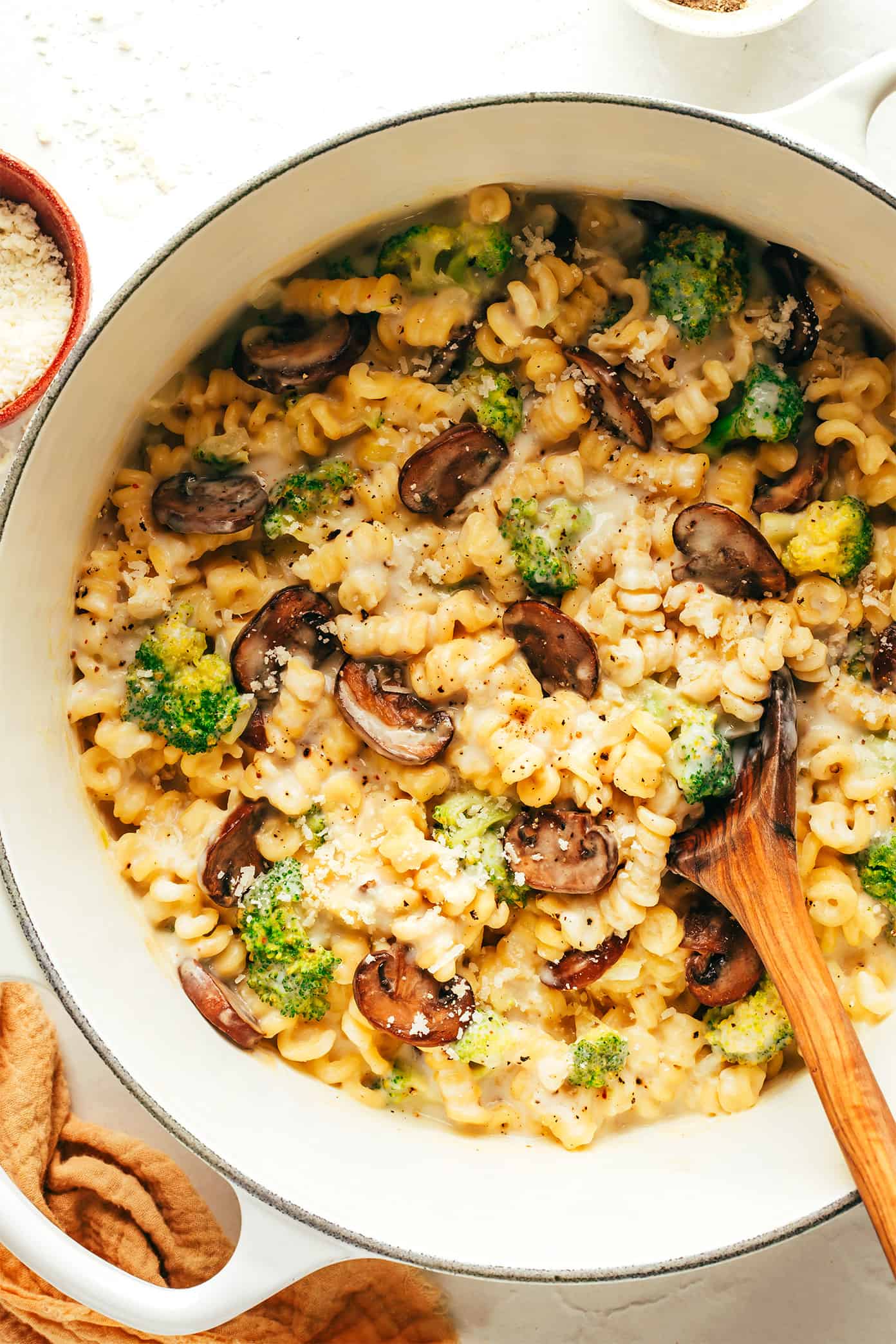 This one pot broccoli mac and cheese recipe is easy to customize with your favorite veggies and always turns out perfectly creamy and cheesy. Feel free to add a protein (chicken, bacon, sausage, shrimp) if you'd like, or use gf noodles to make this pasta gluten-free. Such a delicious, easy dinner recipe! | gimmesomeoven.com One Pot Broccoli Mac and Cheese