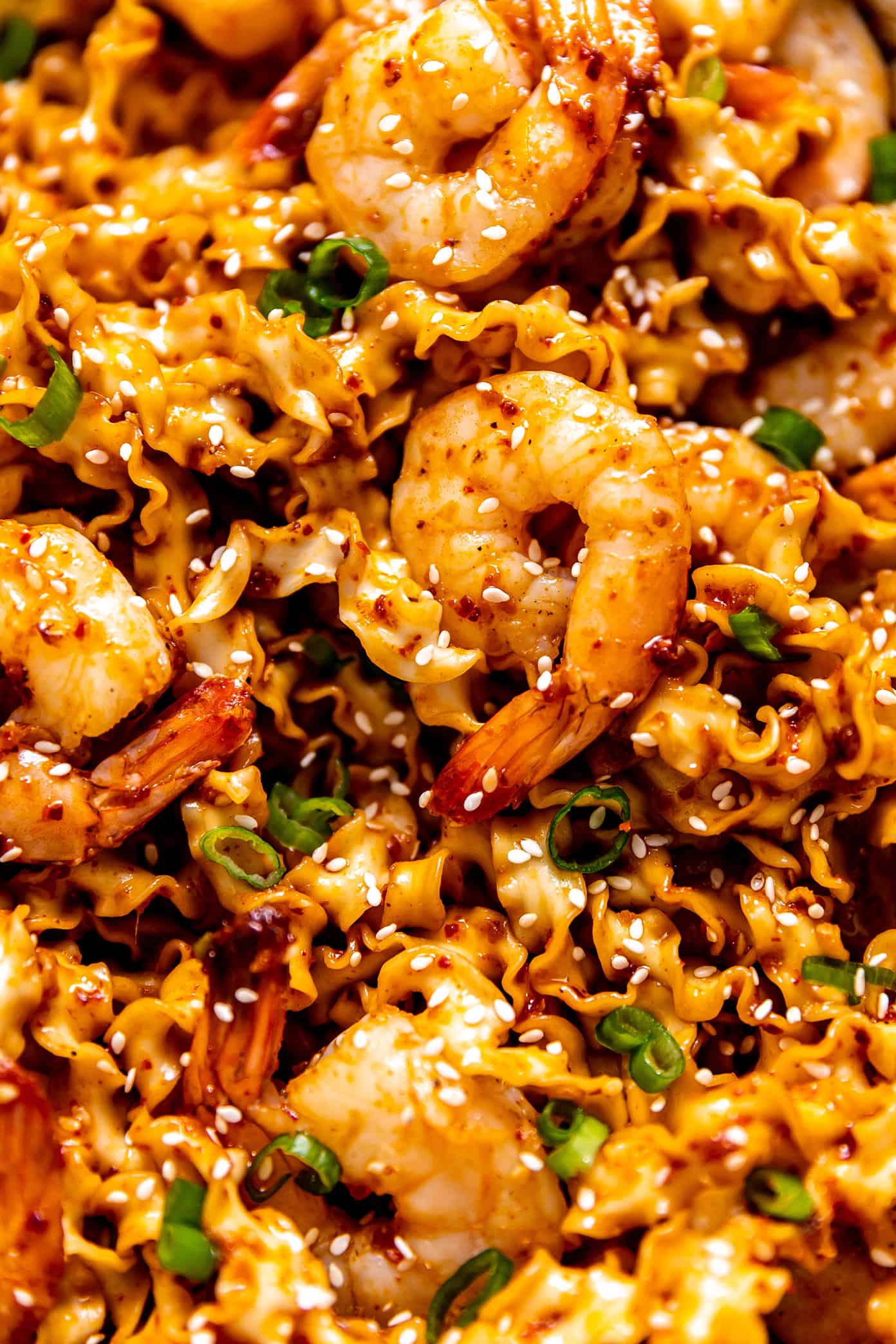These Chinese-inspired spicy garlic chili oil noodles are quick and easy to make and tossed with the yummiest garlic ginger chili oil. Feel free to toss with shrimp or your choice of protein (such as chicken, beef, pork, tofu) and veggies. Such a delicious, quick and easy dinner recipe! | gimmesomeoven.com Garlic Chili Oil Noodles with Shrimp Closeup