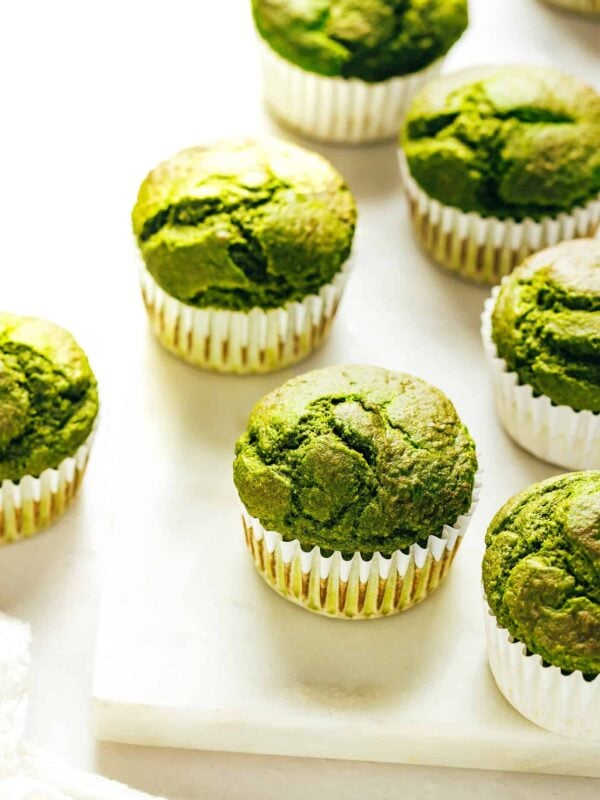 These blender spinach banana muffins are kid-approved, naturally sweetened and gluten-free, and so delicious! | gimmesomeoven.com