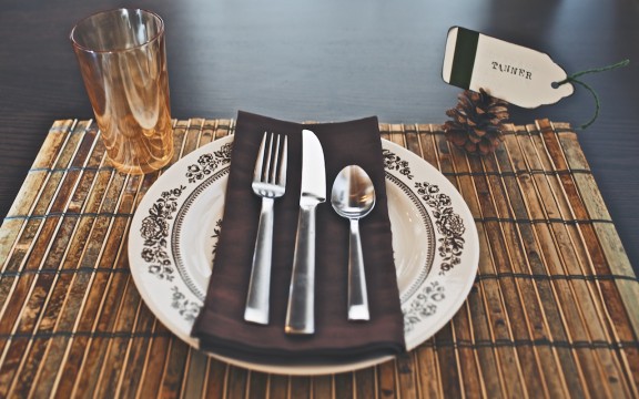 {Thankful Week} Easy Pinecone Placecards | www.gimmesomestyleblog.com