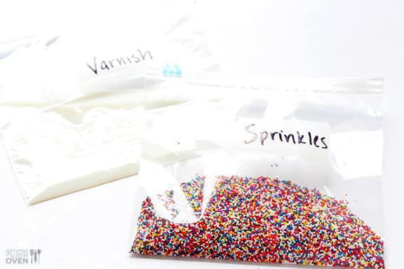 DIY Sprinkles Ornaments | gimmesomeoven.com/style #christmas #diy #ornament #sprinkles These DIY Sprinkles Ornaments are easy to make and customize with your favorite colors of sprinkles. The perfect homemade decor for your Christmas tree this year! | Gimme Some Oven